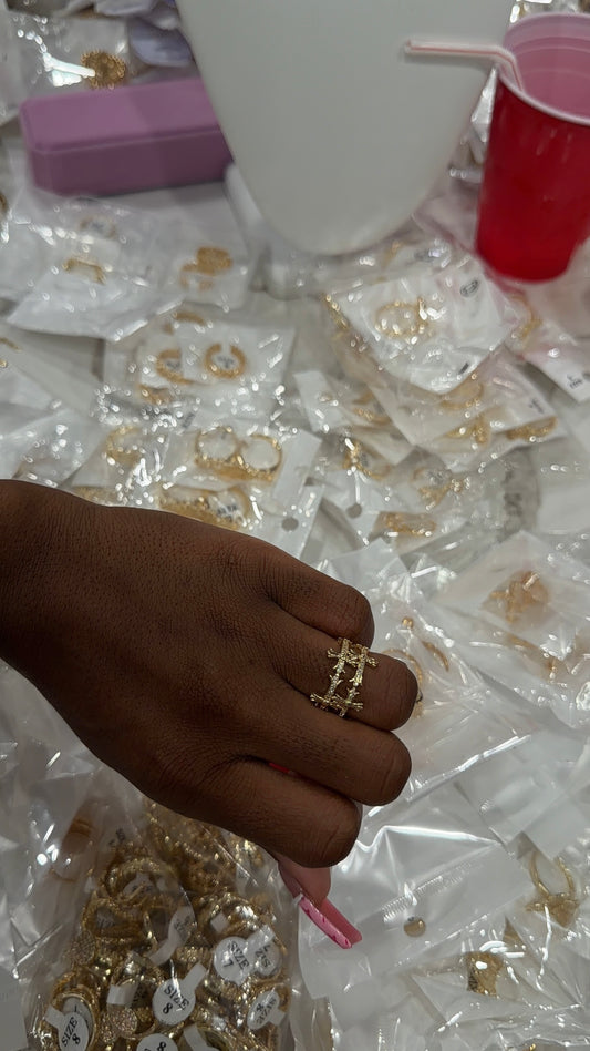 Adjustable crosses ring